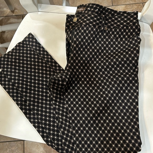 j mclaughlin Pants - Stylish Black and White Patterned Women's Cropped Pants